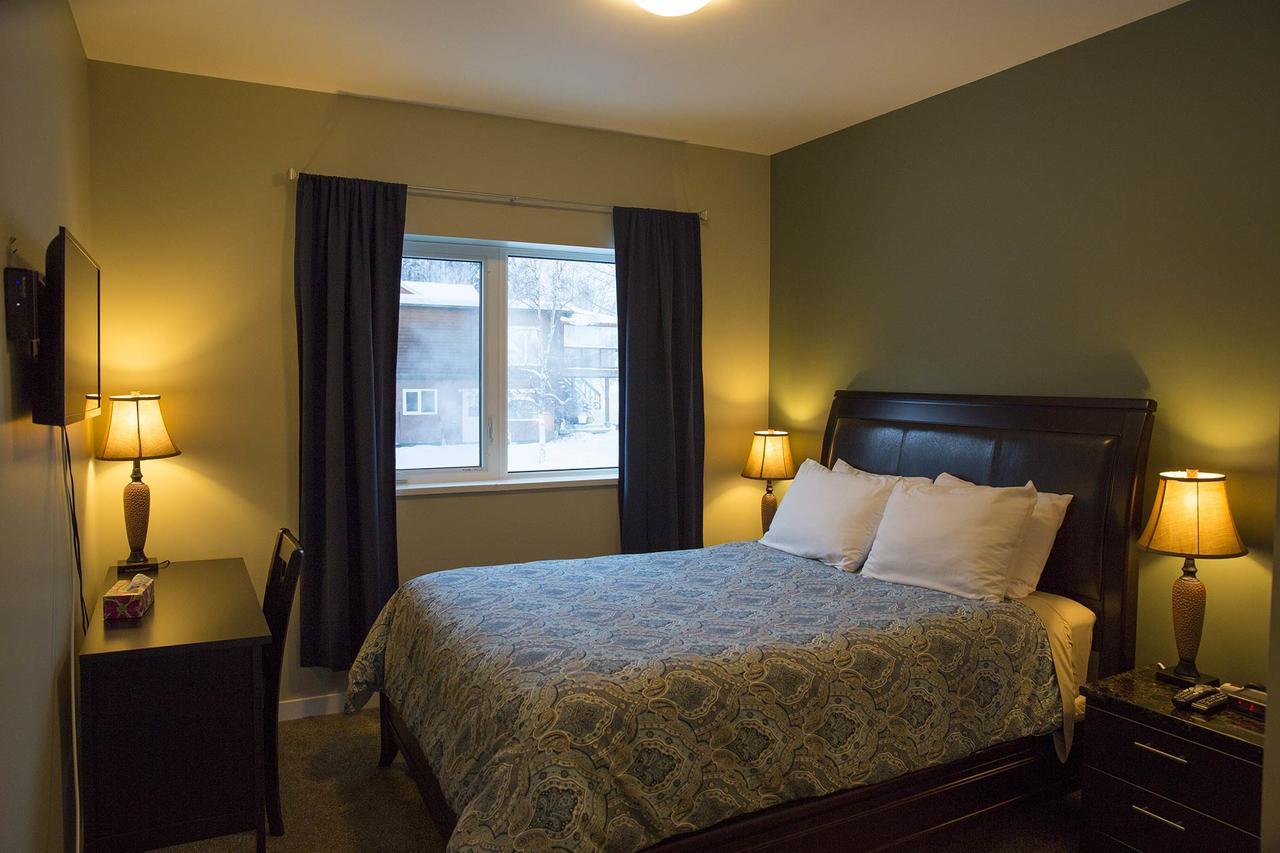 Midnight Sun Inn Whitehorse Exterior photo