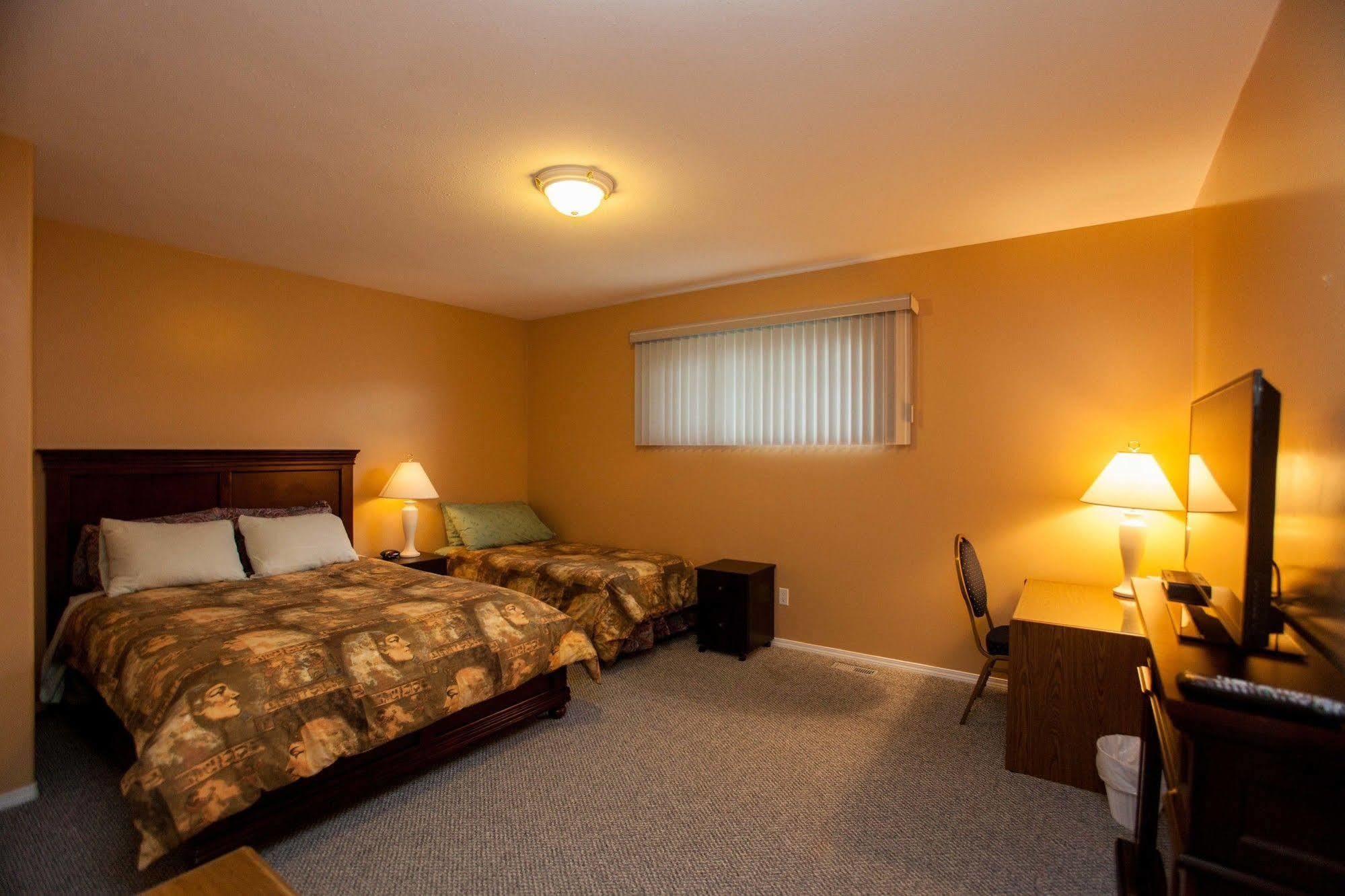 Midnight Sun Inn Whitehorse Exterior photo