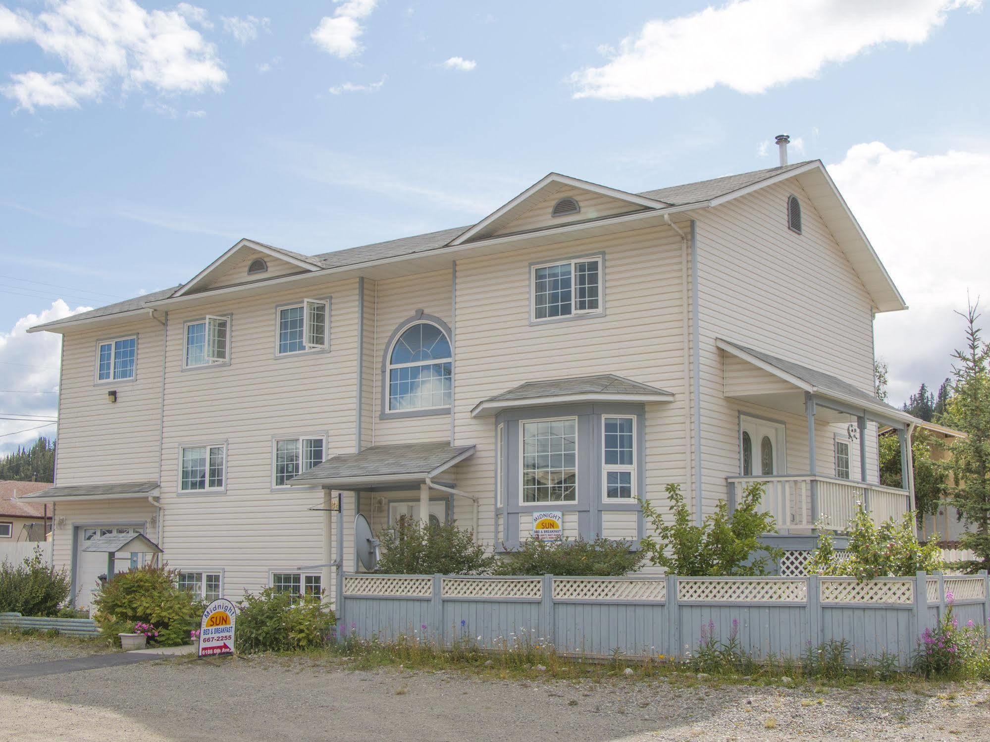 Midnight Sun Inn Whitehorse Exterior photo