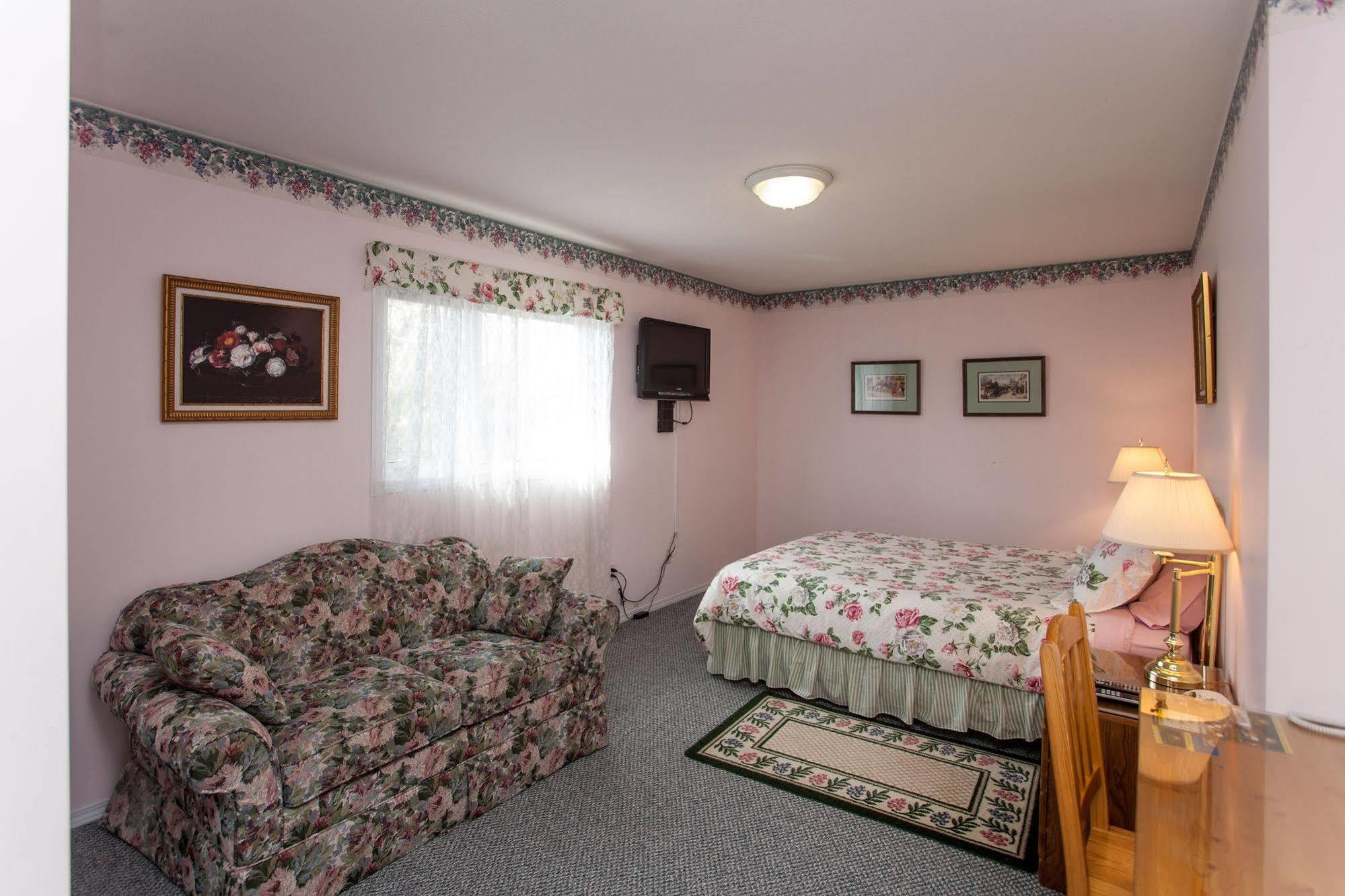 Midnight Sun Inn Whitehorse Exterior photo
